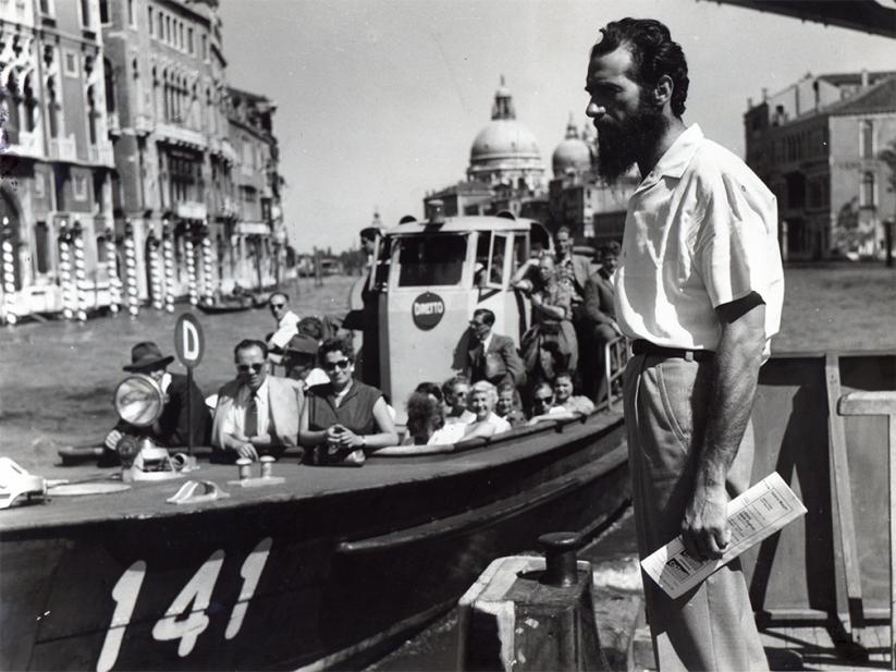 Emilio Vedova in attesa del motoscafo, Venezia, 1956. Ph Cameraphoto, Venezia