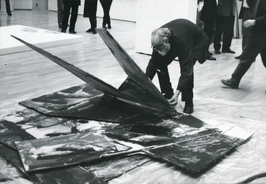 Vedova setting up the exhibition "Italienische metamorphose 1943-1968", Kunstmuseum, Wolfsburg, 1995. Ph Fabrizio Gazzarri, Milan