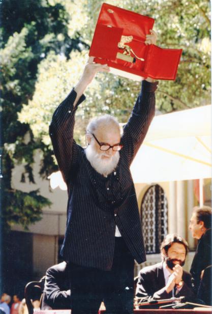 Emilio Vedova riceve il Leone d’oro alla “XLVII Esposizione Biennale Internazionale d’Arte”, Giardini e Arsenale, Venezia, 1997