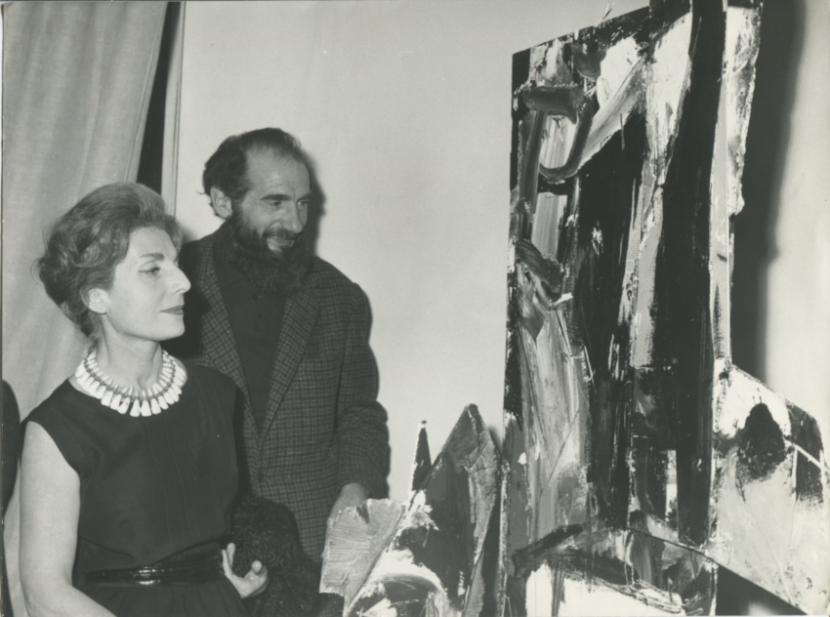 Palma Bucarelli ed Emilio Vedova alla mostra “Vedova”, Galleria Marlborough, Roma, 1963. Ph Sirap, Roma