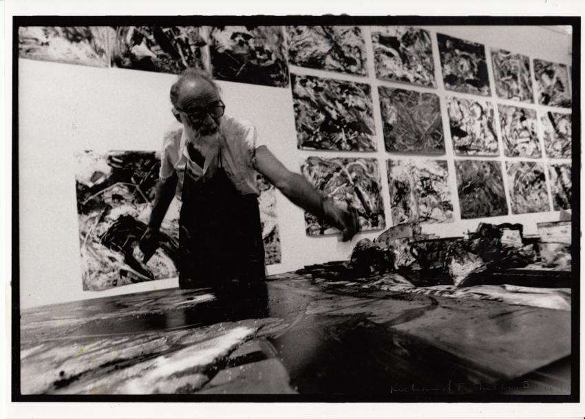 Emilio Vedova working on "Monotipi", workshop Garner Tullis, Santa Barbara, 1989. Ph Richard Tullis, New York