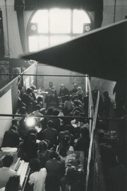 Emilio Vedova durante una lezione all’Accademia di Belle Arti, Venezia, 1975