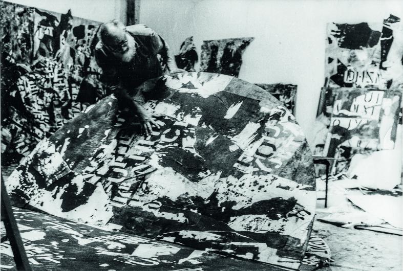 Emilio Vedova lavora in studio all’opera Chi brucia un libro brucia un uomo, Venezia, 1993. Ph Fabrizio Gazzarri, Milano