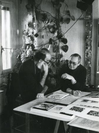 Emilio Vedova and Rolf Wedewer working on the exhibition at Leverkusen, Venice, 1981. Ph Fabrizio Gazzarri, Milan
